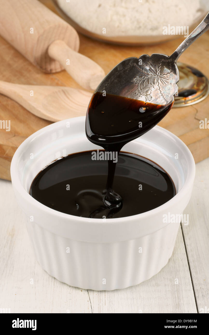 Schwarze Melasse oder Rotwein Melasse Stockfotografie - Alamy