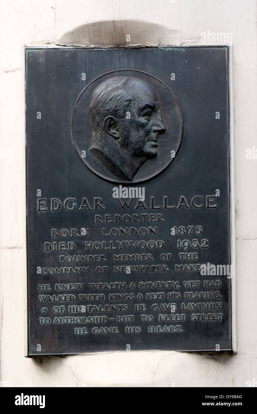 Eine Gedenktafel an den Schriftsteller Edgar Wallace in der Fleet Street, London. Stockfoto