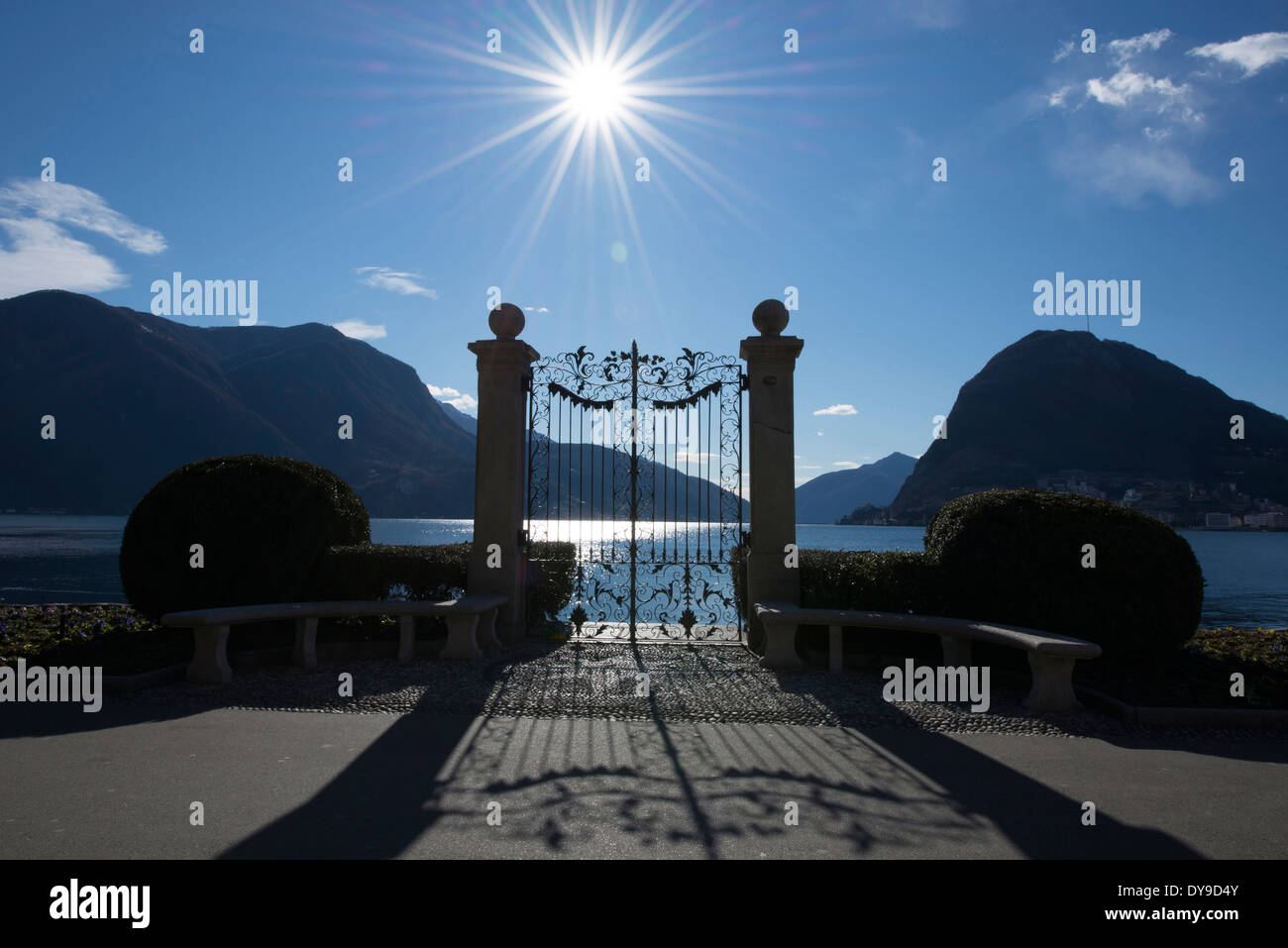 Tor auf einem Alpensee im Gegenlicht mit Sonnenstrahl und Berg in Lugano Tessin Schweiz, Europa, Stockfoto