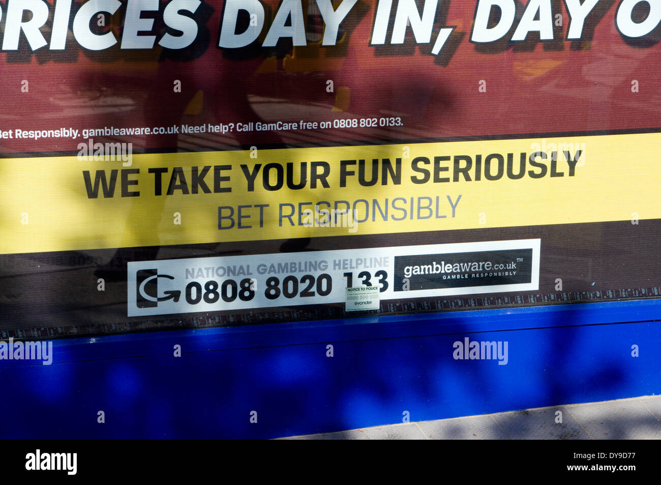 Warnung vor den Gefahren von Glücksspielen auf Wetten Shop Fenster, Cardiff, Wales, UK. Stockfoto