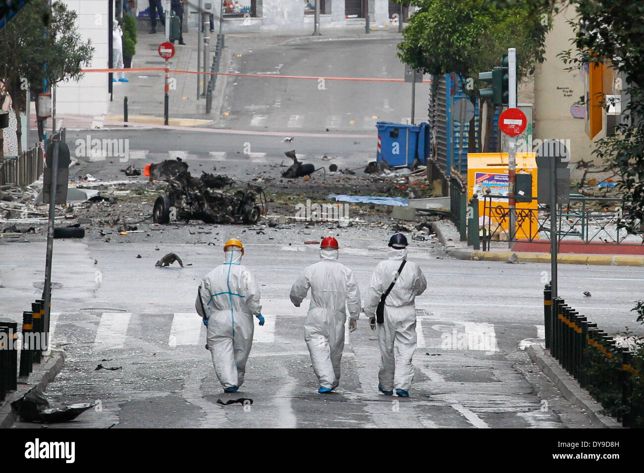 Athen, Griechenland. 10. April 2014. Szenen von Verbrechen Ermittler auf der Bühne nach einer Bombe explodierte außerhalb der Bank von Griechenland-Filiale im Zentrum von Athen heute früh einige Schäden aber keine Verletzungen verursachen. Die Explosion kam Stunden bevor Griechenland war, zurück zu den internationalen Anleihemärkten zum ersten Mal in vier Jahren und einem Tag bevor Bundeskanzlerin Merkel war Athen zu besuchen. Bildnachweis: Aristidis Vafeiadakis/ZUMAPRESS.com/Alamy Live-Nachrichten Stockfoto