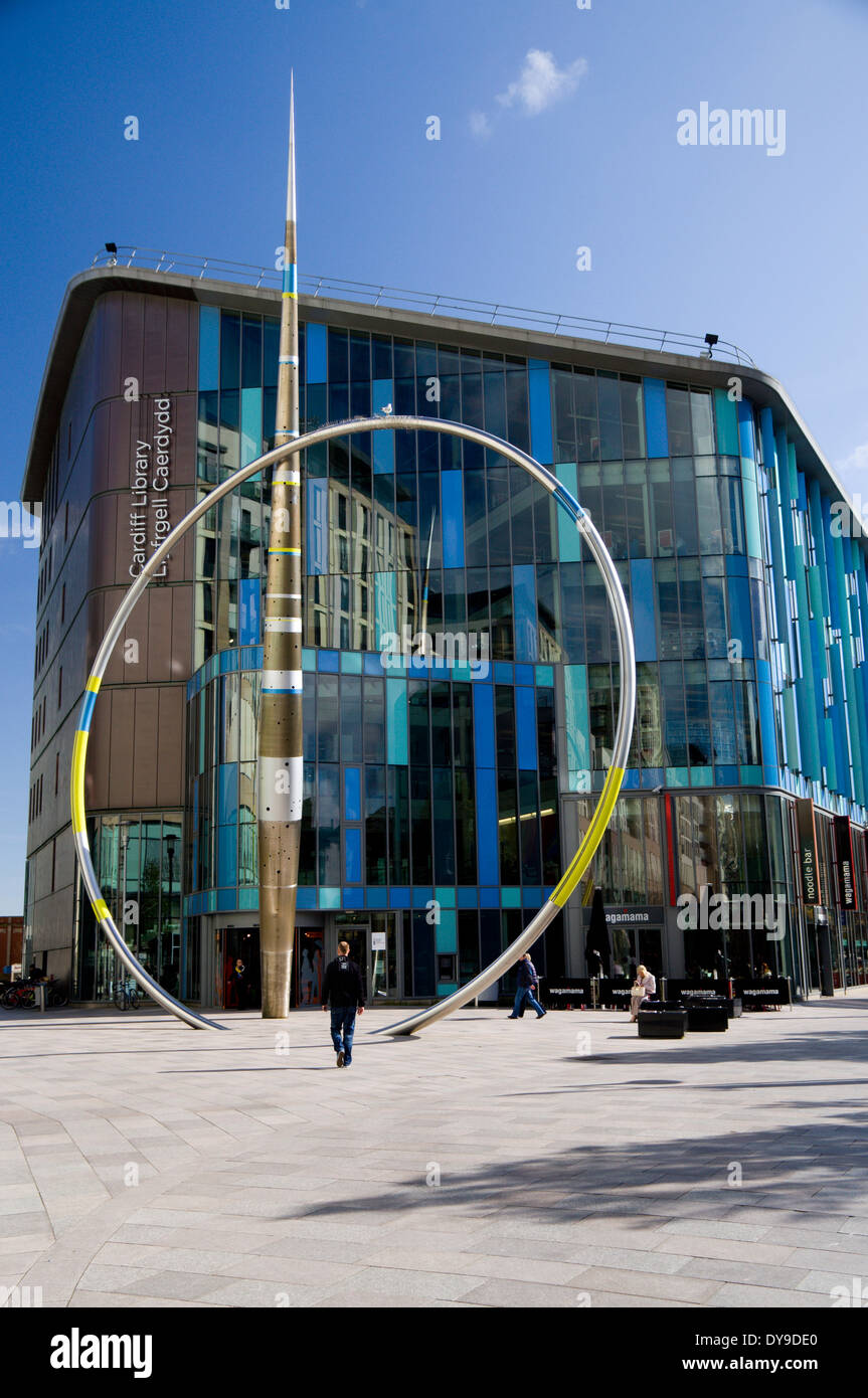 "Allianz" Skulptur von Jean-Bernard Metais außerhalb der Zentralbibliothek auf Hayes Ort, Cardiff, Wales. Stockfoto