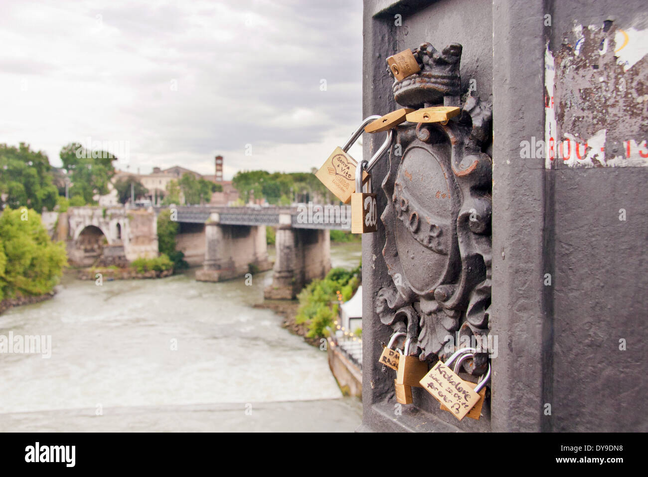 Vorhängeschlösser der ewigen Liebe in Rom Stockfoto