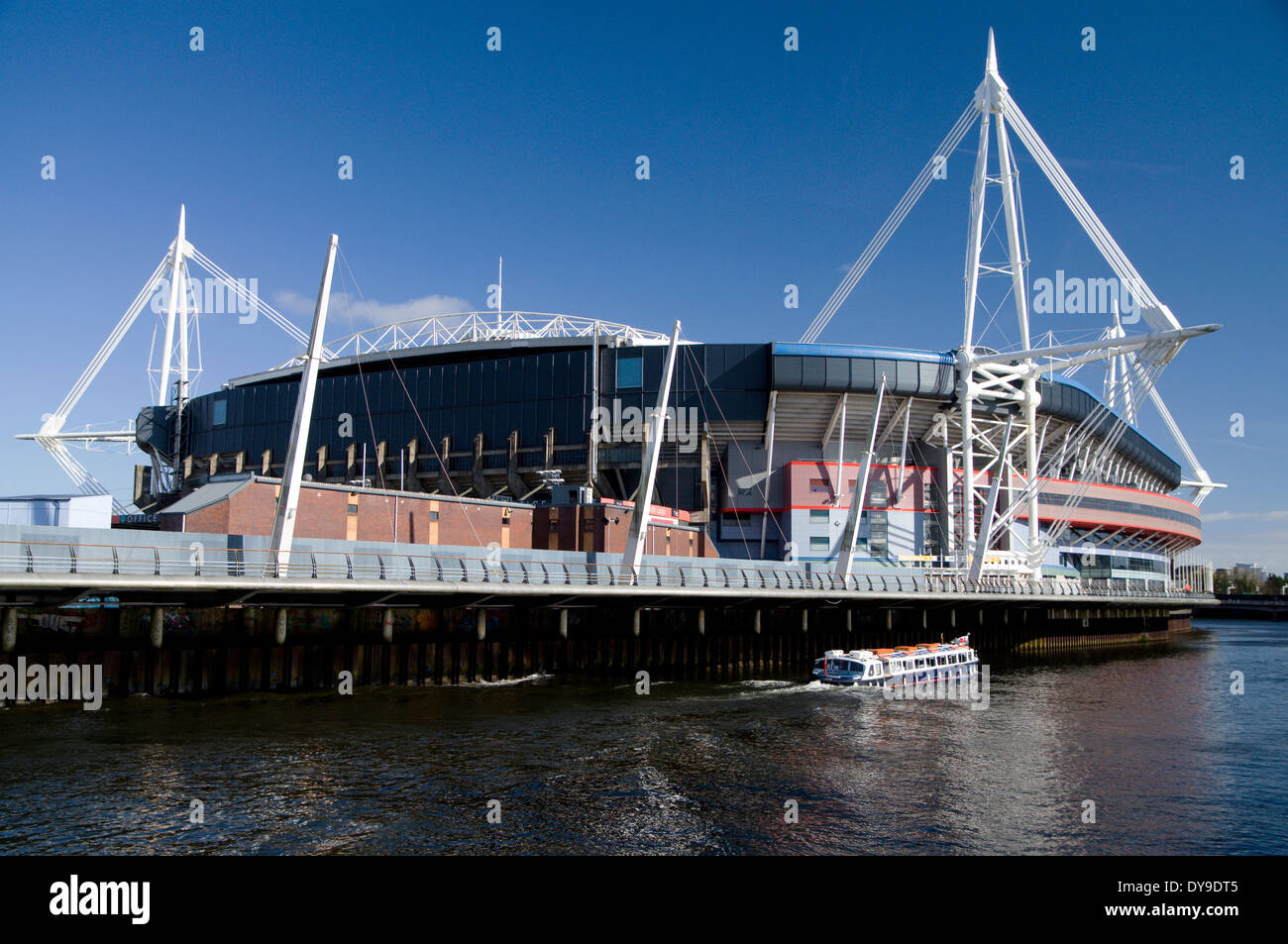 Millennium Stadium und Aqua Bus, Cardiff, Wales. Stockfoto