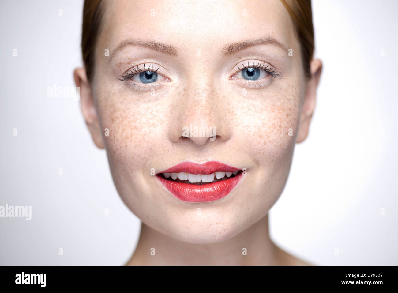 Junge Frau trägt roten Lippenstift, close-up Stockfoto