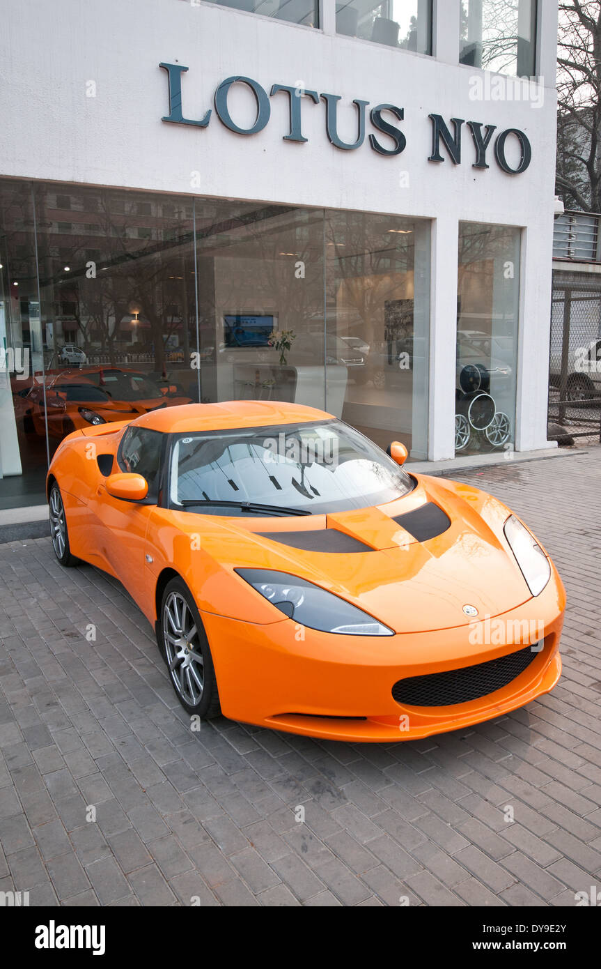 Lotus Evora vor Lotus NYO Autohaus am Workers' Stadium North Road in der Nähe von Stadion in Peking, China Stockfoto