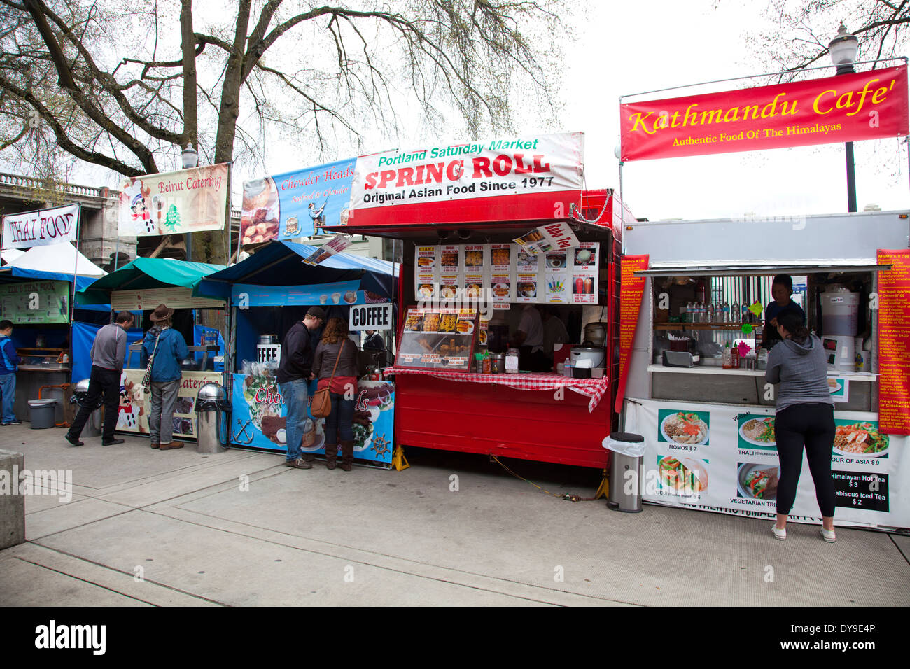 Imbissstände, Portland Saturday Market, (Skidmore Samstagsmarkt) Portland, Oregon, Vereinigte Staaten Stockfoto