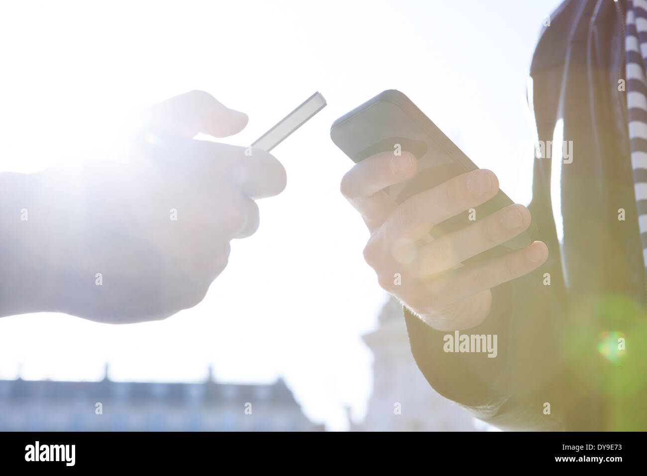 Drahtlos teilen Daten zwischen smartphones Stockfoto
