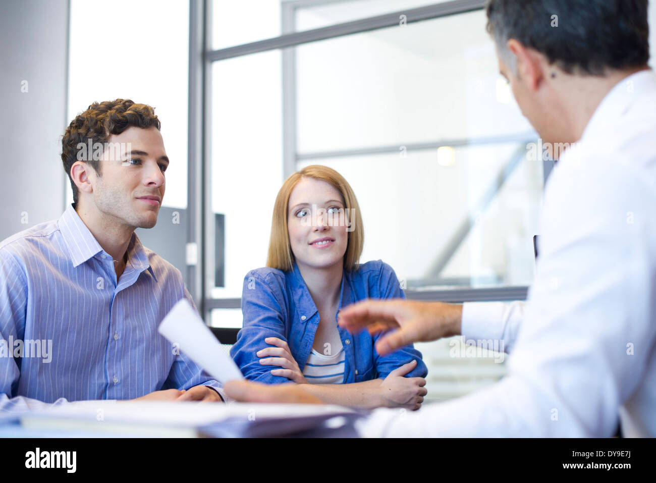 Kunden treffen mit Berater im Amt Stockfoto