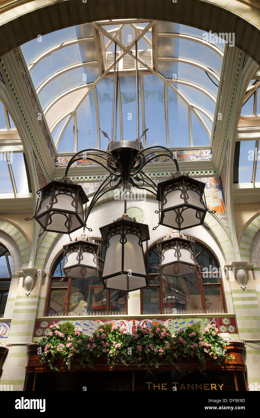 Großbritannien, England, Norfolk, Norwich, Royal Arcade, Glasdach und Jugendstil-Beleuchtung Stockfoto