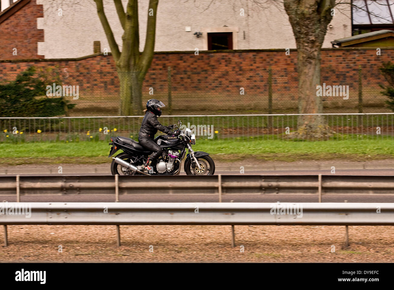 Schwenken ein Suzuki-Motorrad Reisen entlang der Kingsway West Schnellstraße in Dundee, Großbritannien Stockfoto