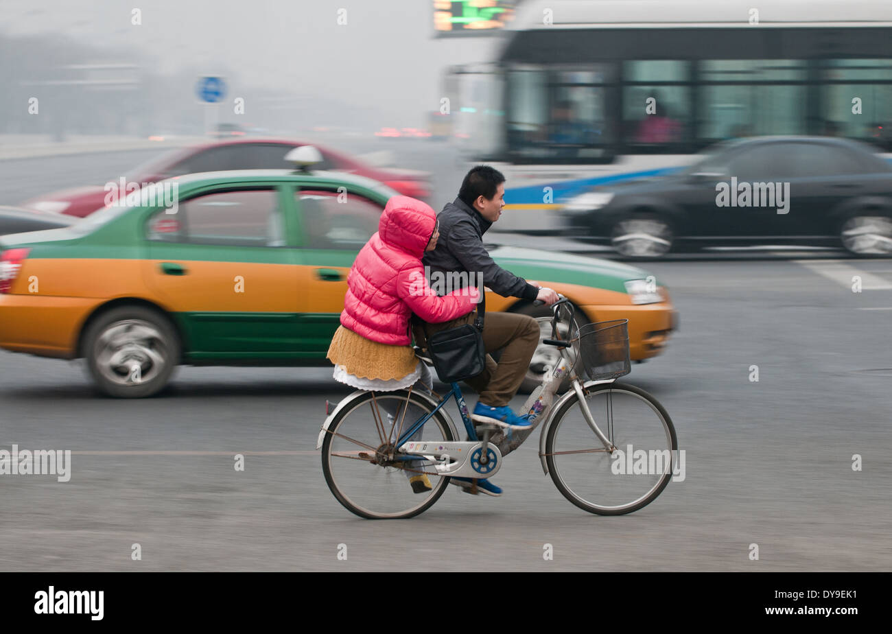 Paar am Fahrrad in Peking, China Stockfoto, Bild 68435893