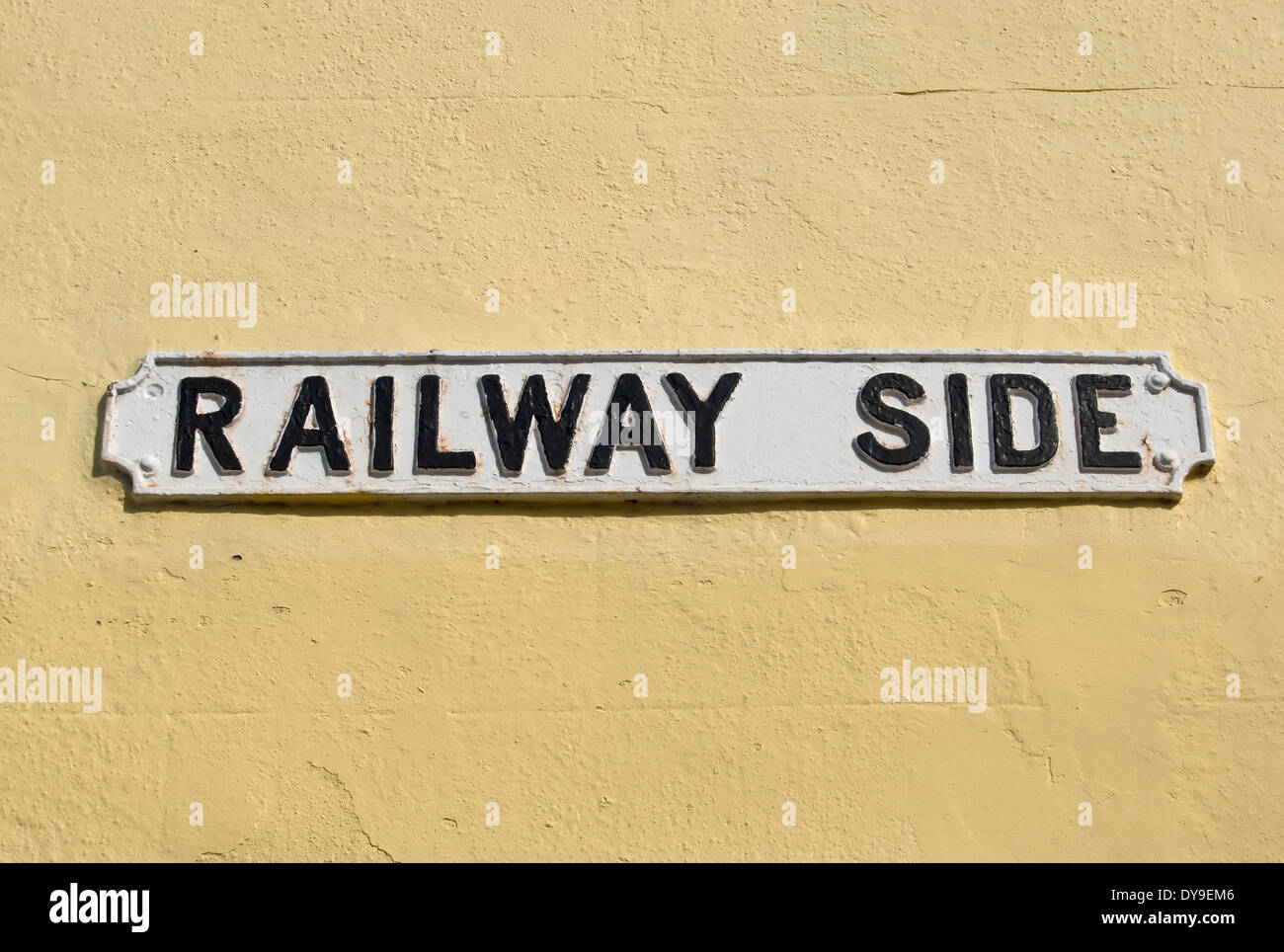 Straßenname Zeichen für Bahnseite, die Straße neben einer Bahnlinie in Mortlake, Südwesten von London, england Stockfoto