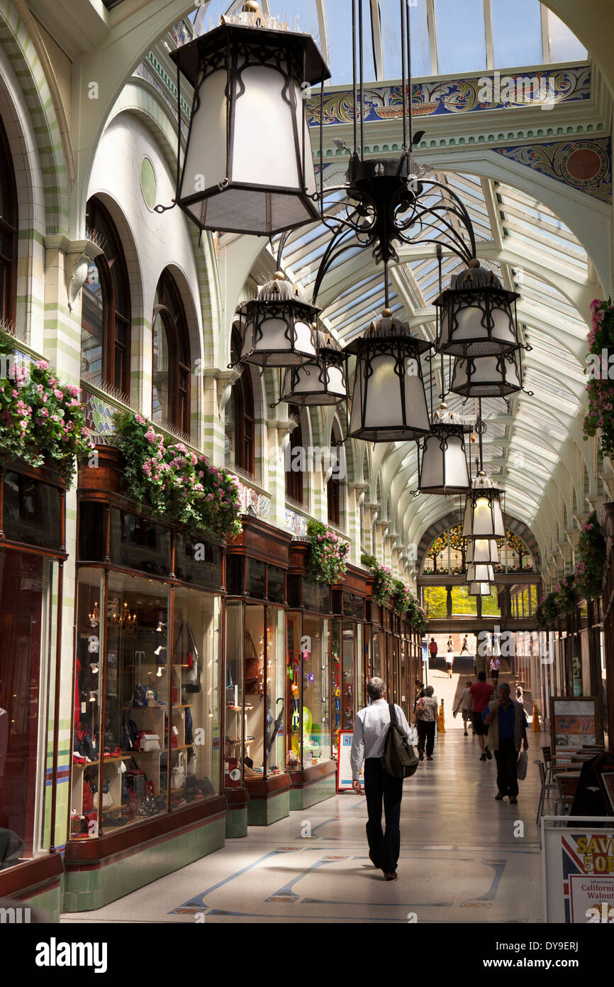 Großbritannien, England, Norfolk, Norwich, Royal Arcade, Geschäfte in Jugendstil bedeckt Einkaufspassage Stockfoto