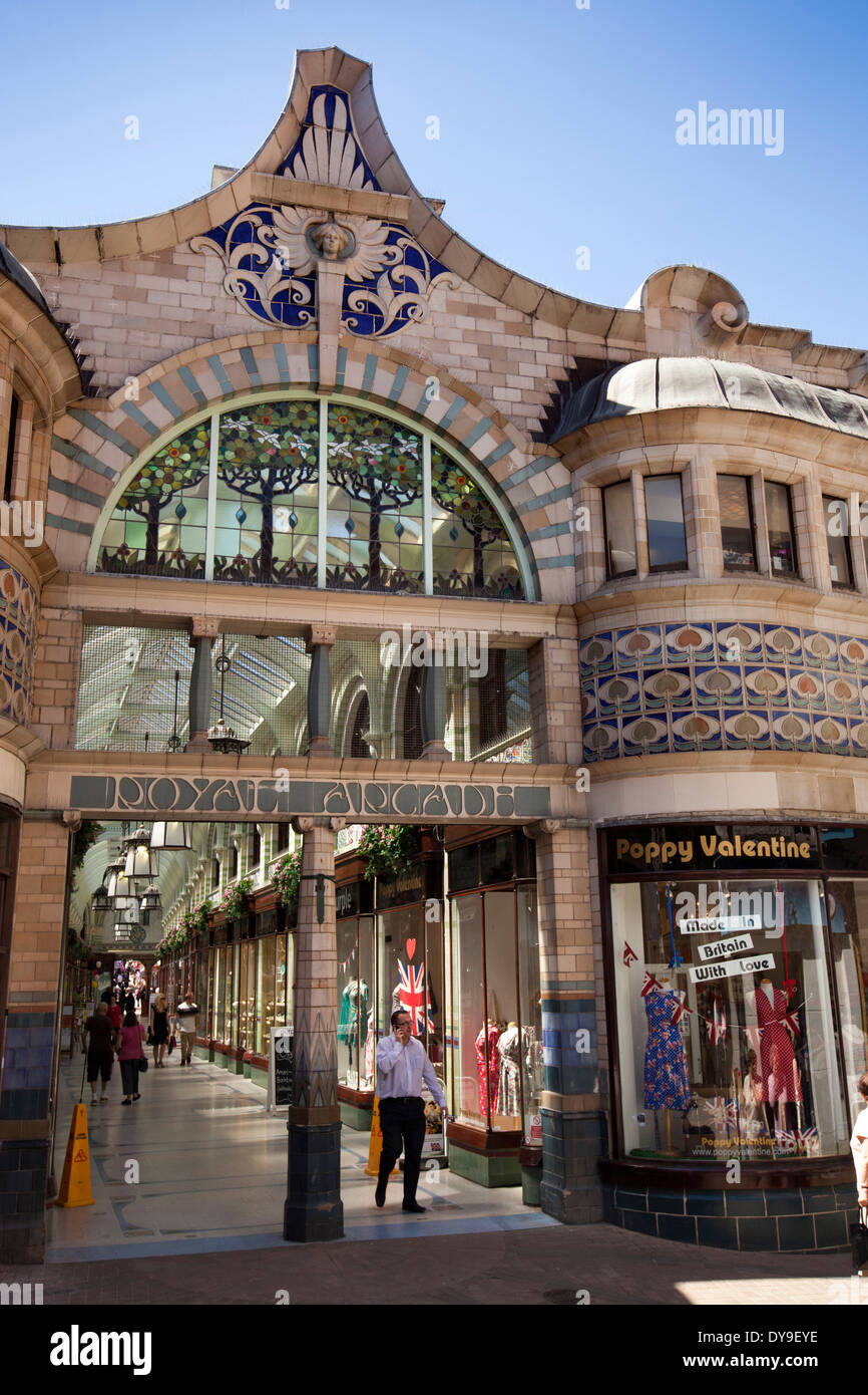 Norwich, Norfolk, England, UK Eingang zum Jugendstil Royal Arcade bedeckt Einkaufspassage Stockfoto