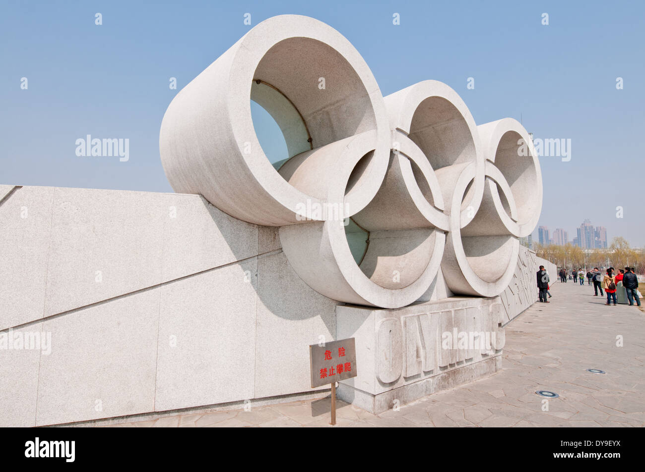 Olympische Ringe Stein im Olympic Green - Olympic Park in Peking, China Stockfoto