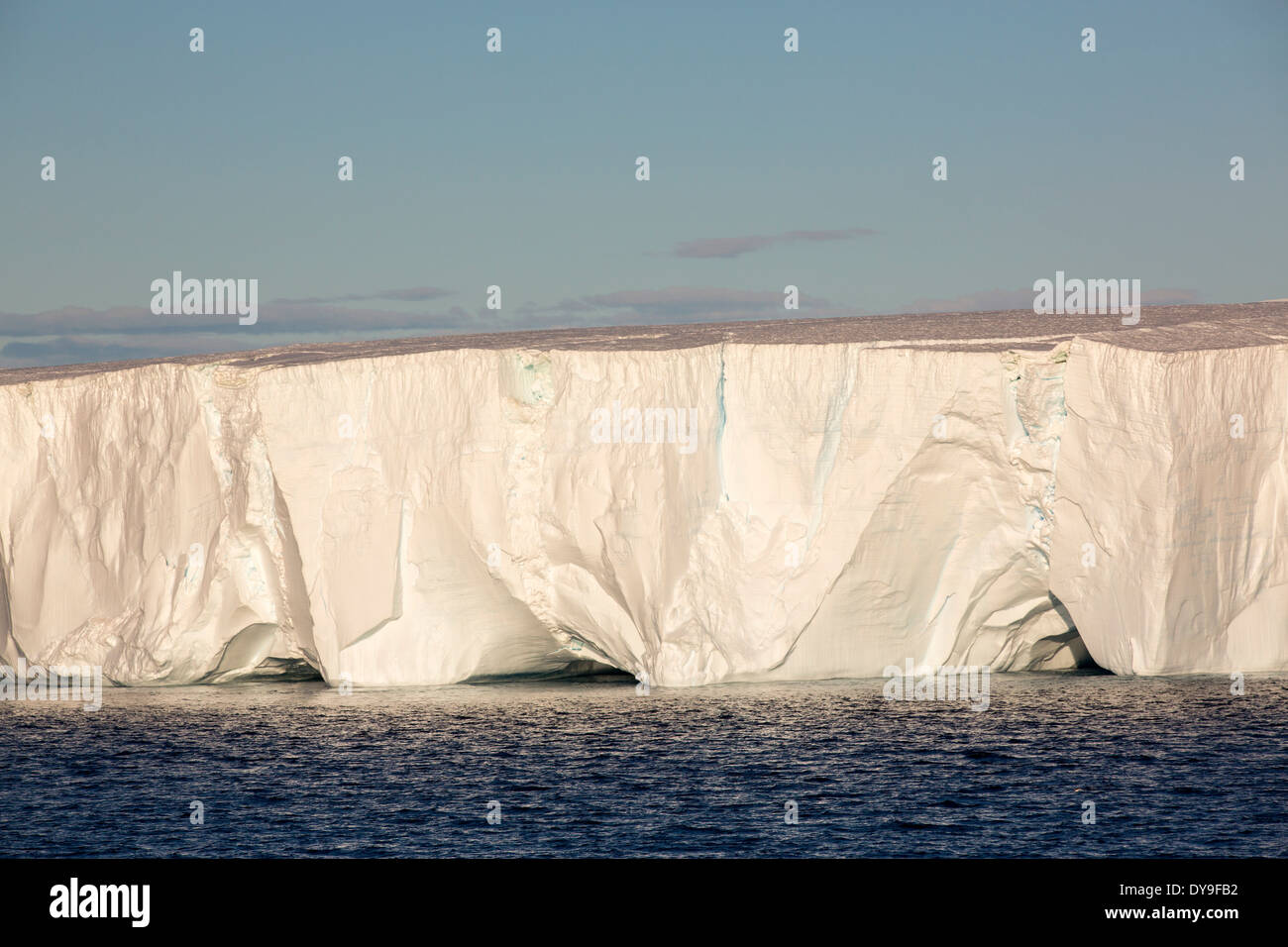 Eine tabellarische Eisberg Livoinstone Insel auf der antarktischen Halbinsel. Die Halbinsel ist eines der am schnellsten Erwärmung Orte Stockfoto