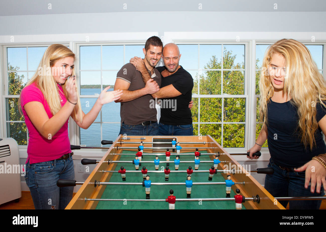 Zwei schwule Väter genießen etwas Freizeit Spaß Zeit mit ihren Töchtern in ein Ferienhaus. Stockfoto