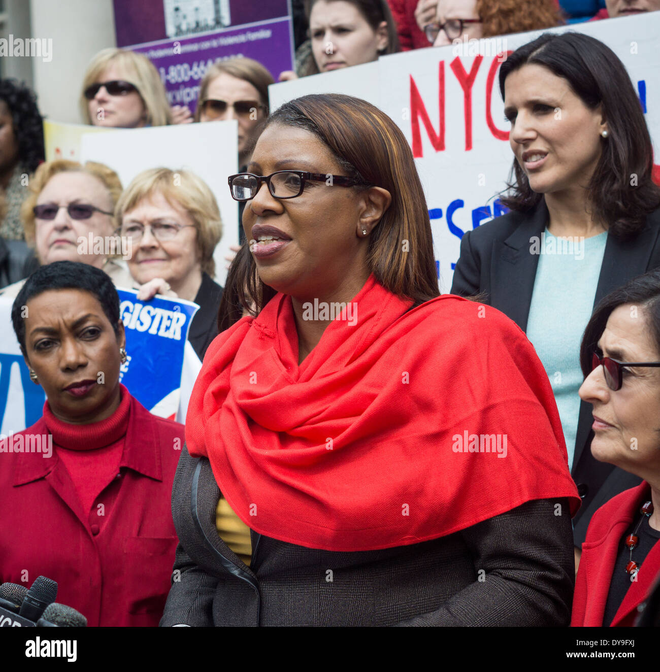 New York City Public Advocate Leticia James spricht auf den Stufen des Rathauses in New York Stockfoto