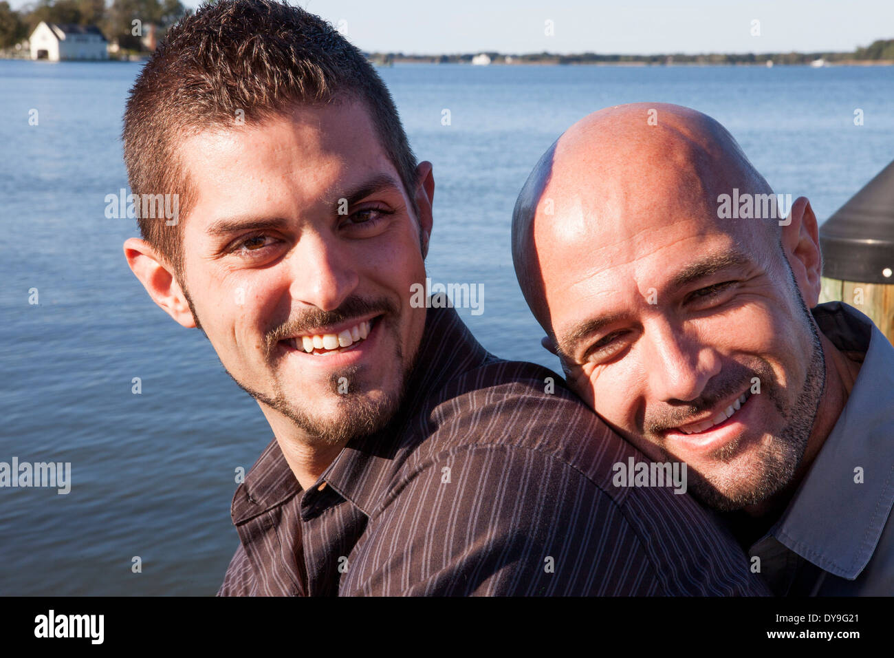 Zwei schwule, die Ehemänner oder Freunde sind, entspannen Sie sich und einige intime Momente miteinander teilen, an der Küste. Stockfoto