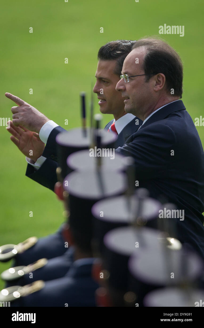 Mexico City, Mexiko. 10. April 2014. Mexikanischer Präsident Enrique Pena Nieto (L) und der französische Präsident Francois Hollande Teilnahme an der offizielle Willkommenszeremonie für französischer Marktführer im Campo Marte in Mexiko-Stadt, Hauptstadt von Mexiko, am 10. April 2014 statt. Francois Hollande kam für einen 2-tägigen Staatsbesuch nach Mexiko, nach lokalen Presse. Bildnachweis: Pedro Mera/Xinhua/Alamy Live-Nachrichten Stockfoto
