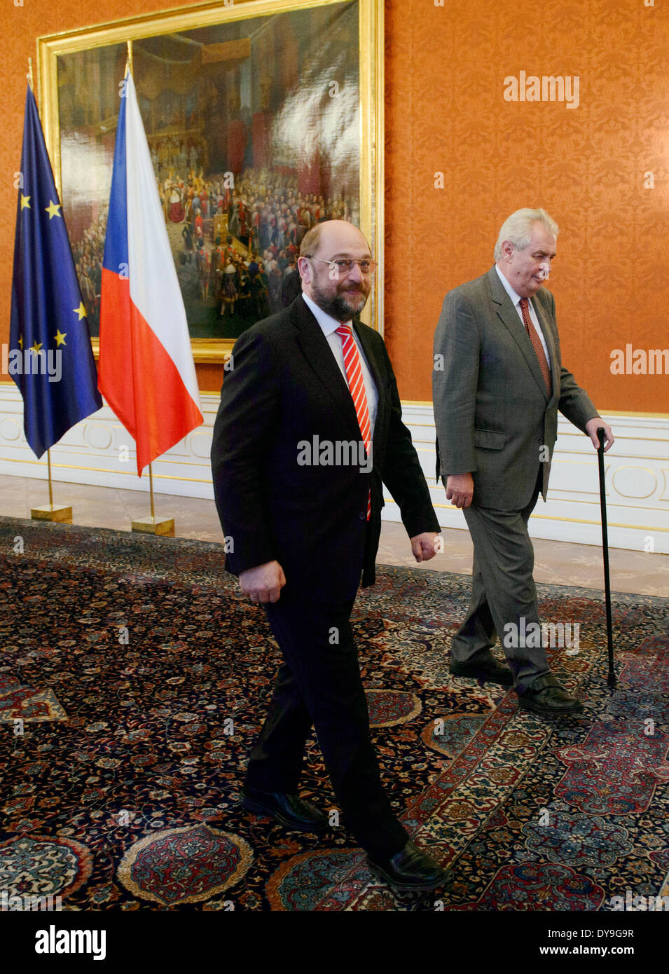 Tschechische Präsident Milos Zeman, rechts, und Präsident des Europäischen Parlaments Martin Schulz werden bei ihrem Treffen auf der Prager Burg am Donnerstag, 10. April 2014 gesehen. (CTK Foto / Michal Kamaryt) Stockfoto