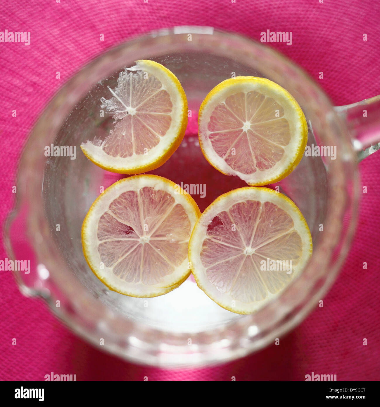 Zitronenscheiben in einen Krug Wasser. Stockfoto