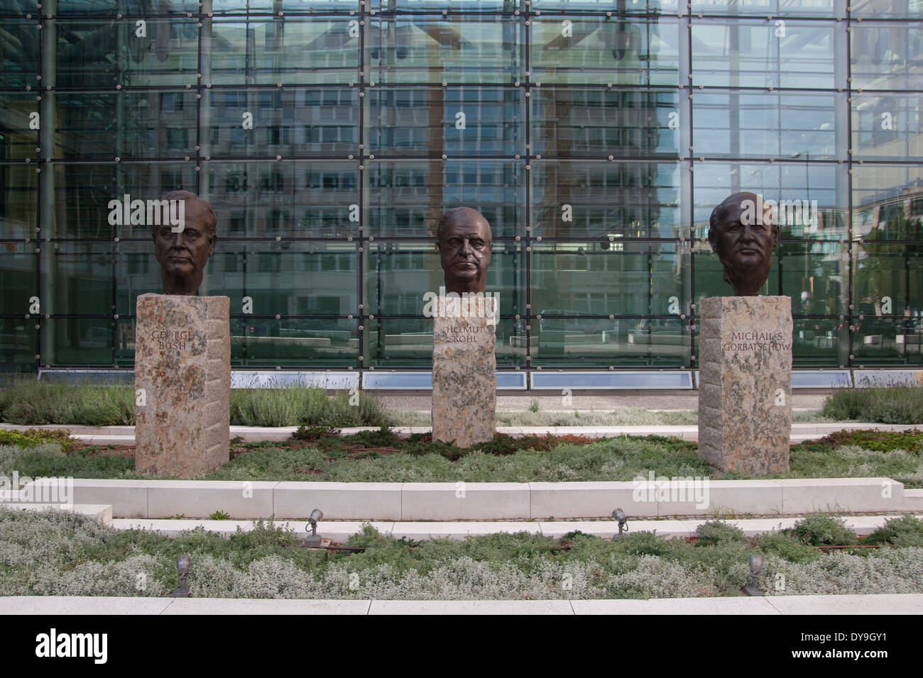 Bronze Büsten von George Bush, Helmut Kohl und Michail Gorbatschow in Berlin, Deutschland. Stockfoto