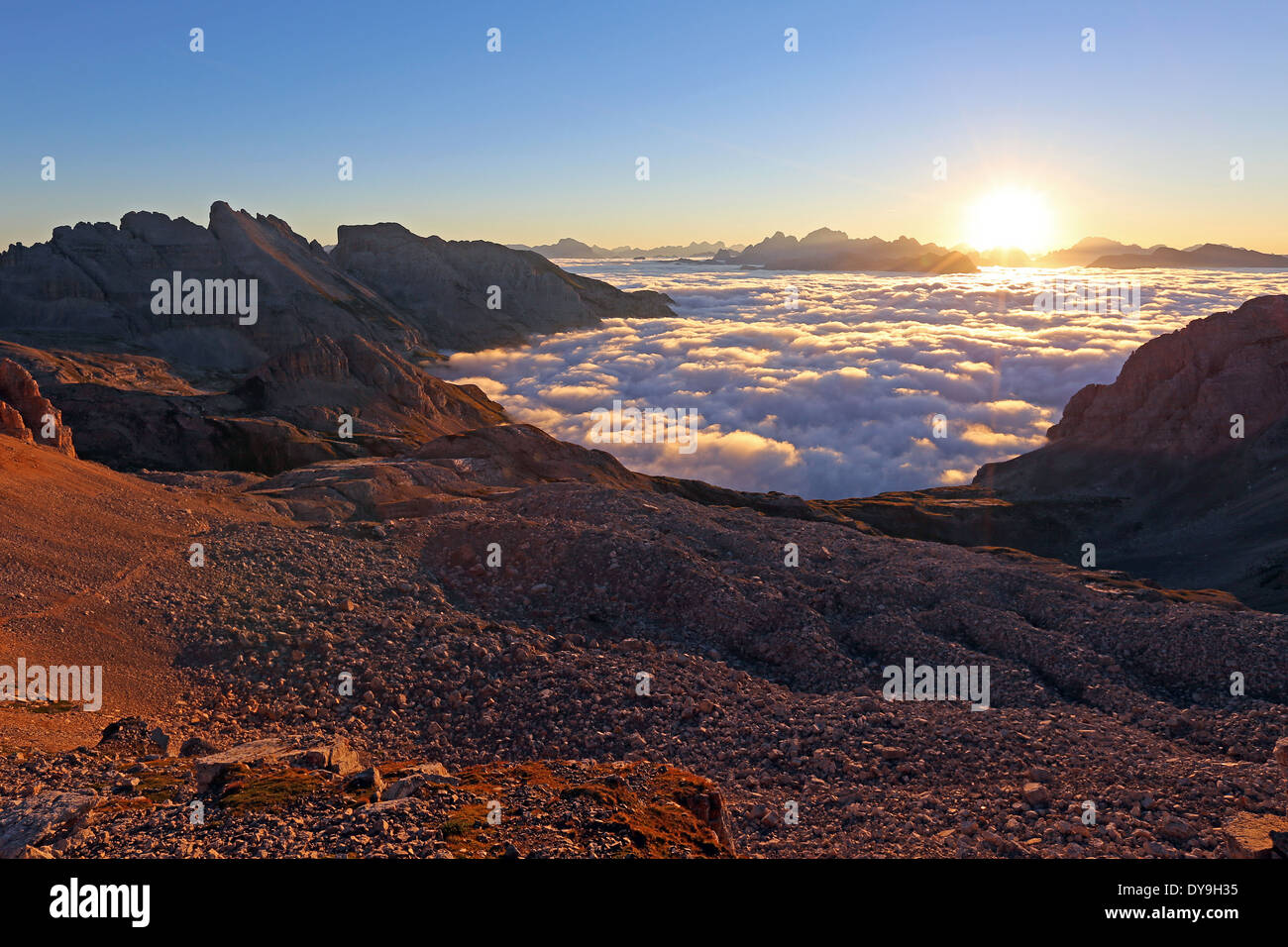 Latemar Berg Gruppe. Sonnenaufgang auf der Dolomiten, eine Flut von Wolken über dem Fleimstal und Fassatal. Trentino. Italienische Alpen. Europa. Stockfoto