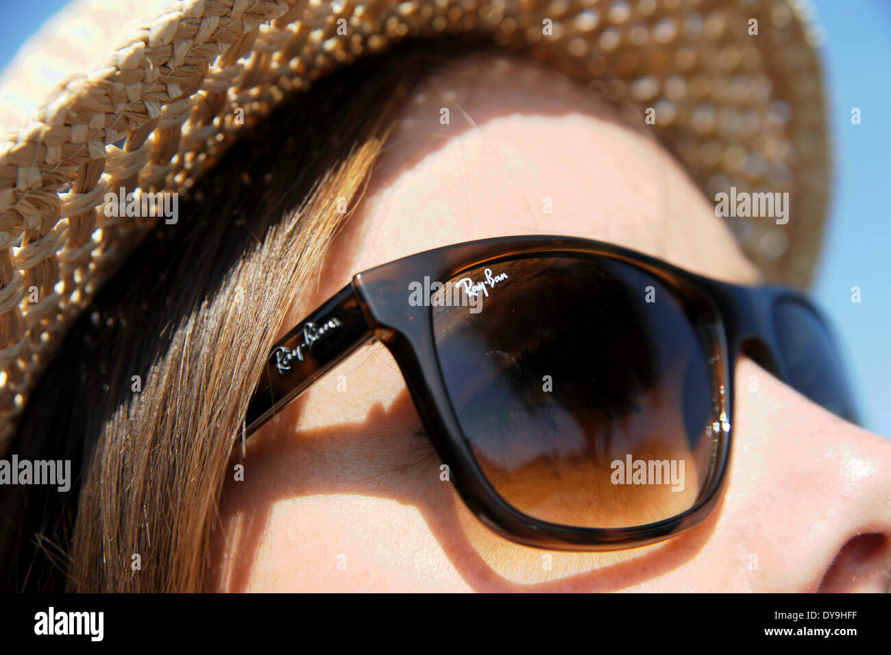 Junge Frau der 20er Jahre tragen Ray Ban Sonnenbrillen und Stroh Stil wirklich Hut Sommermode Stockfoto