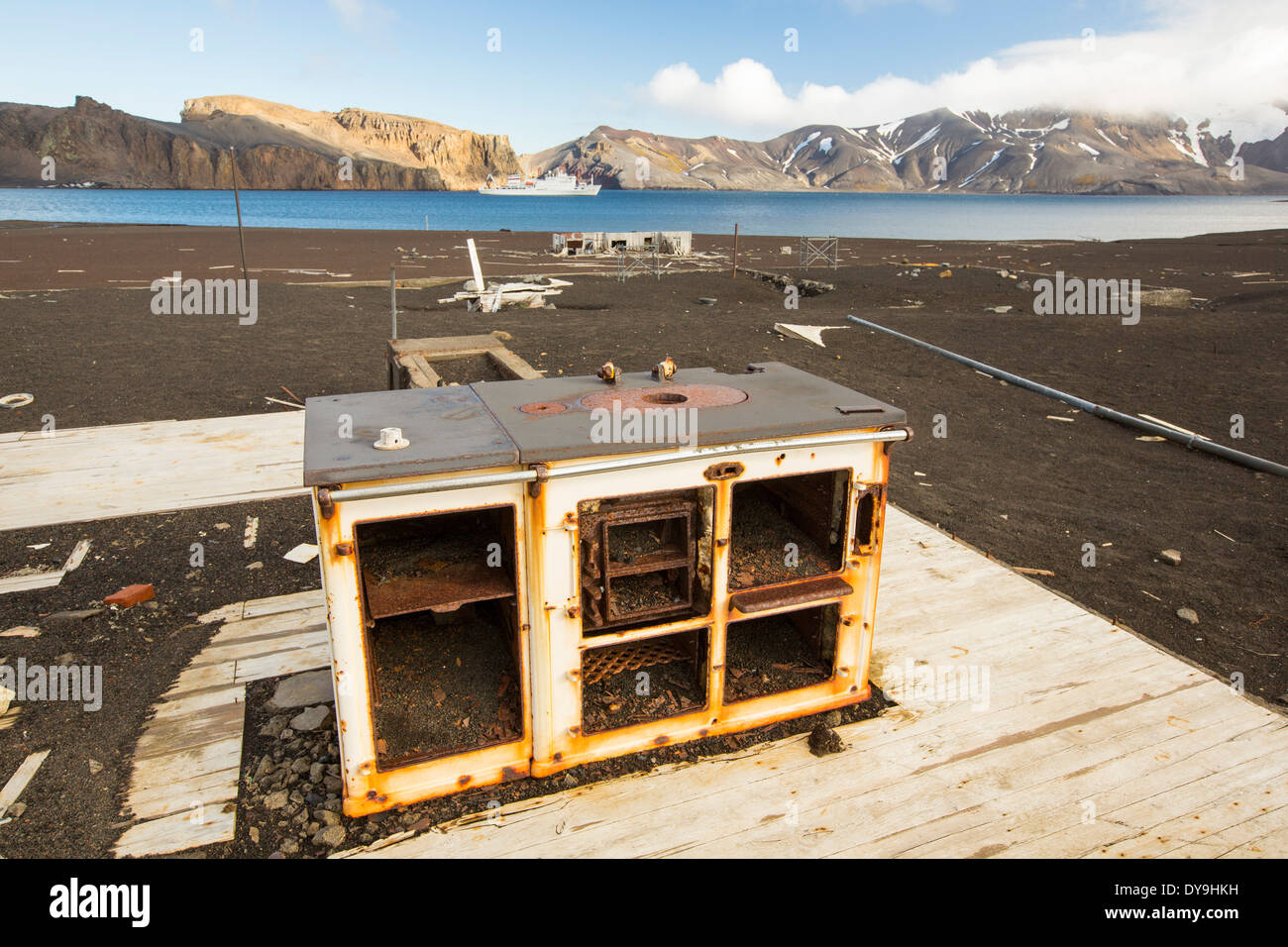 Der alte Bahnhof der British Antarctic Survey auf Deception Island in Süd-Shetland-Inseln vor der antarktischen Halbinsel Stockfoto