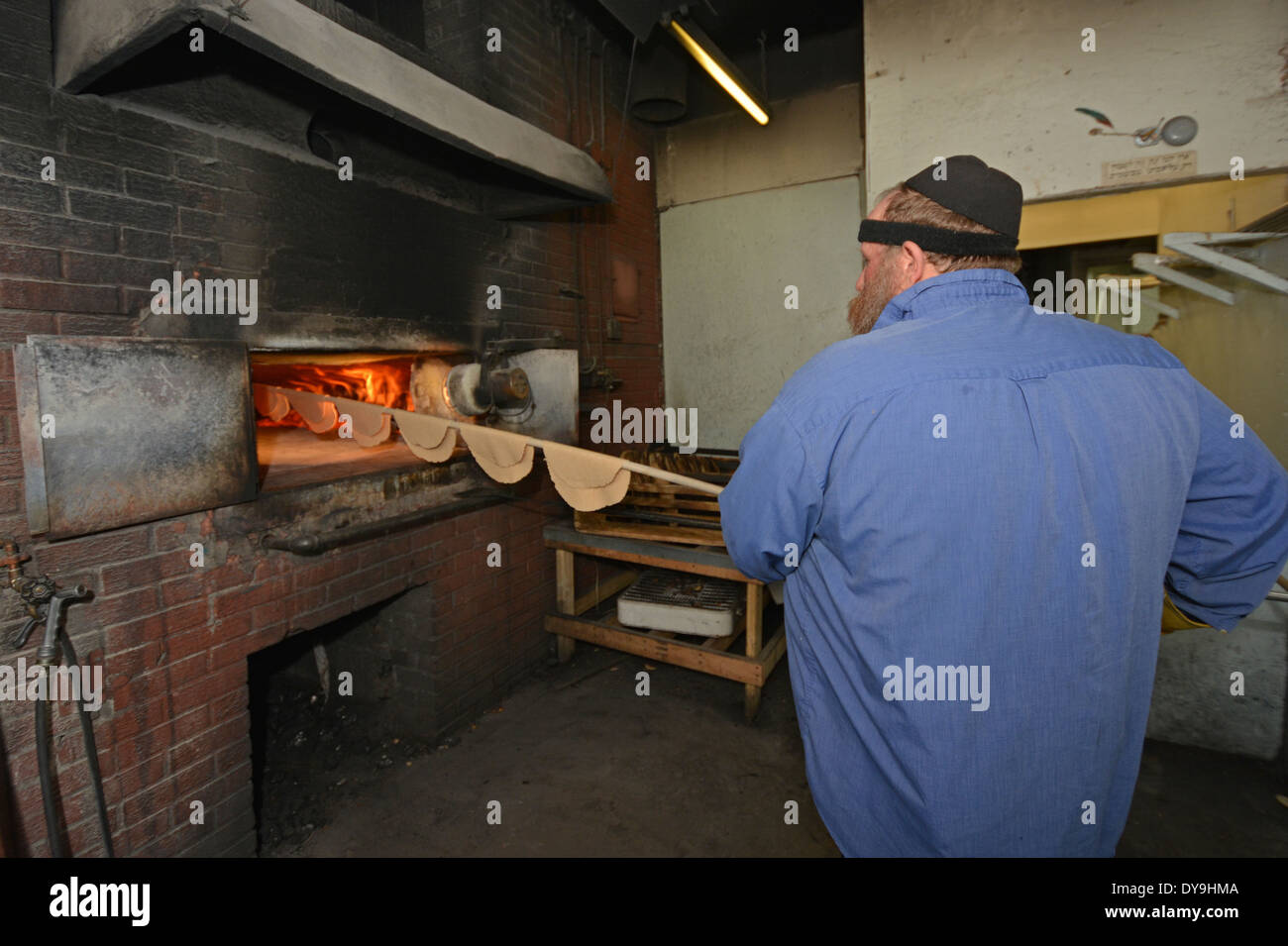 Einen religiösen jüdischen Mann setzen Matzoh in den Ofen in Borough Park Matza Bäckerei in Brooklyn, New York Stockfoto