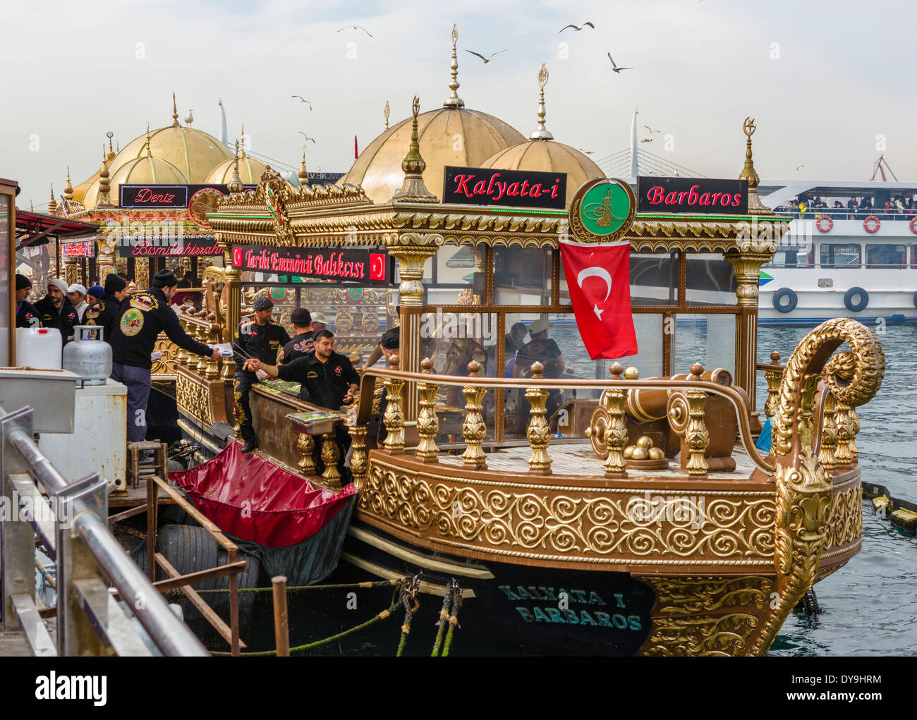 Dekorative Boote Verkauf Fischbrötchen in der Nähe der Galatabrücke, Eminönü Bezirk, Istanbul, Türkei Stockfoto