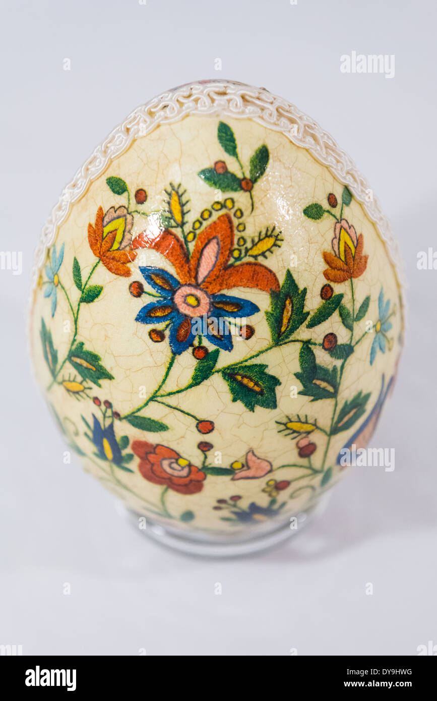 Osterei, dekoriert mit Blumen von Decoupage-Technik auf hellem Hintergrund Stockfoto