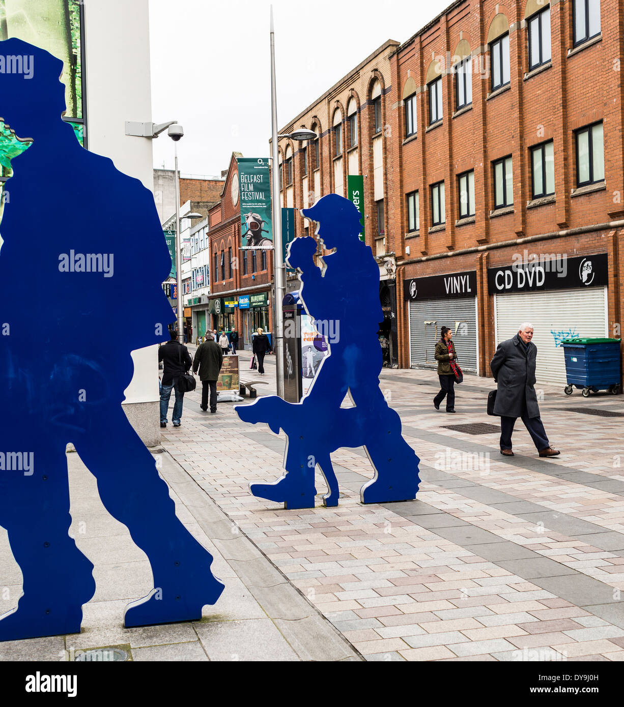 Shopper und Fußgänger zu Fuß durch ein zwei dimensionale Figur Display Victoria Square Belfast Nordirland Stockfoto