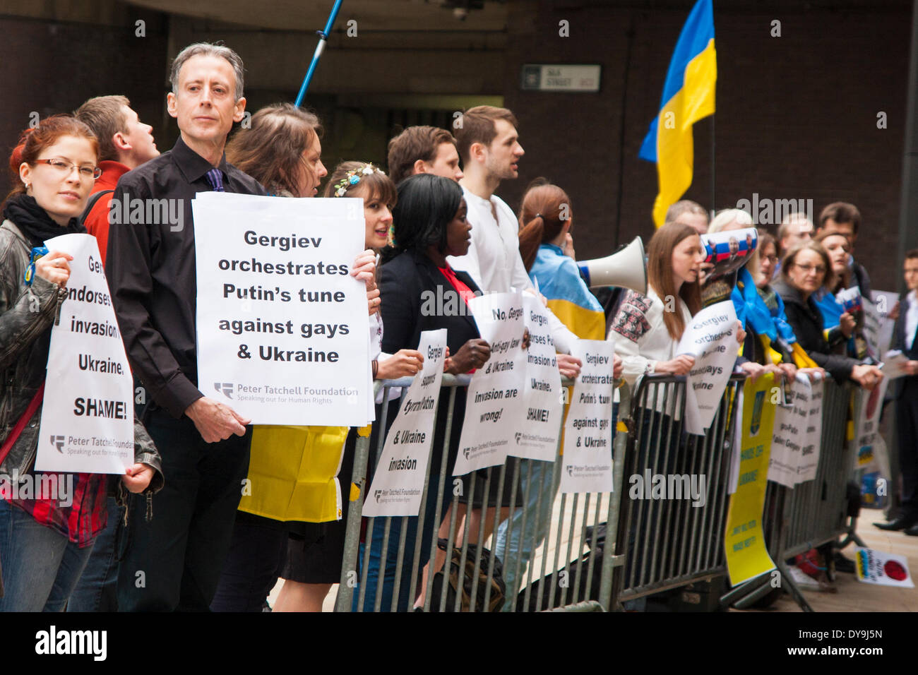 London, 10. April 2014. Eine kleine Gruppe der Ukrainer unterstützt von Peter Tatchell Foundation-Protest gegen die Barbakane vor einem Auftritt des LSO, unter der Leitung von Valery Gergiev, Putins homophobe Gesetze und die Annexion der Krim Russland unterstützt hat. Bildnachweis: Paul Davey/Alamy Live-Nachrichten Stockfoto