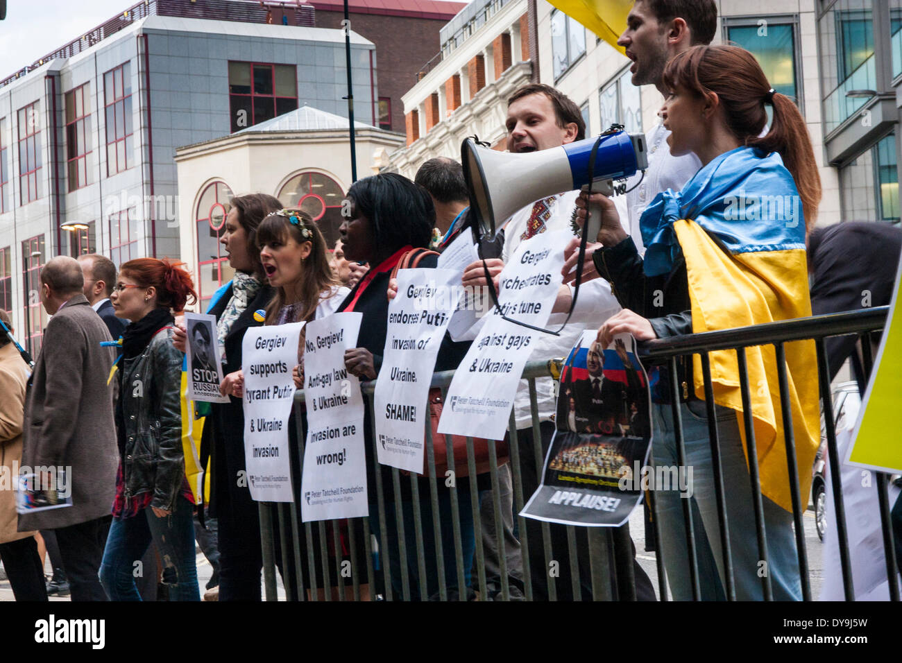 London, 10. April 2014. Eine kleine Gruppe der Ukrainer unterstützt von Peter Tatchell Foundation-Protest gegen die Barbakane vor einem Auftritt des LSO, unter der Leitung von Valery Gergiev, Putins homophobe Gesetze und die Annexion der Krim Russland unterstützt hat. Bildnachweis: Paul Davey/Alamy Live-Nachrichten Stockfoto