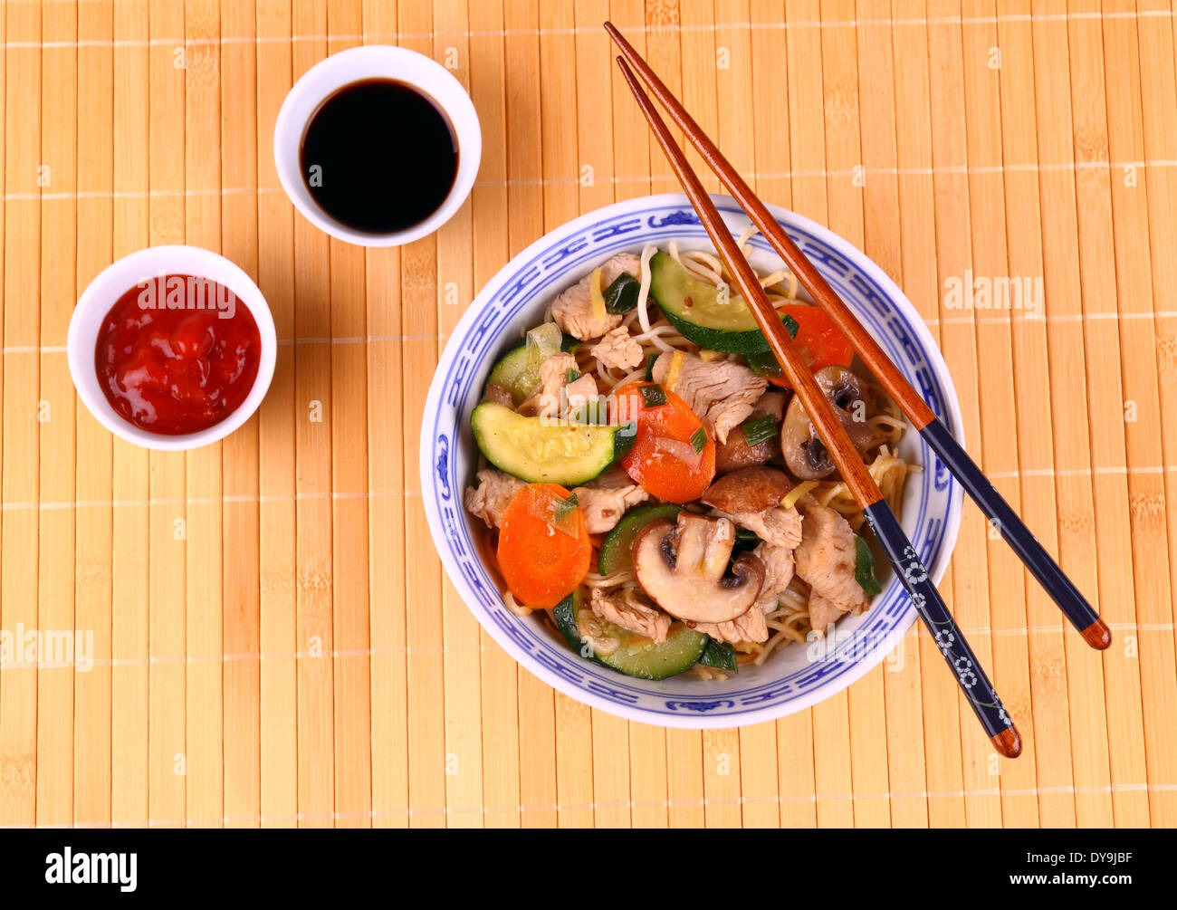 Asiatische Nudeln mit Hühnerfleisch, Gemüse, Saucen, Ansicht von oben Stockfoto