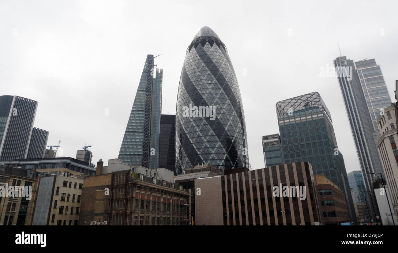 Stadt London Wolkenkratzer gerkin Gherkin cheesegrater auf einem langweiligen, grauen Tag im Winter in Central London UK KATHY DEWITT Stockfoto