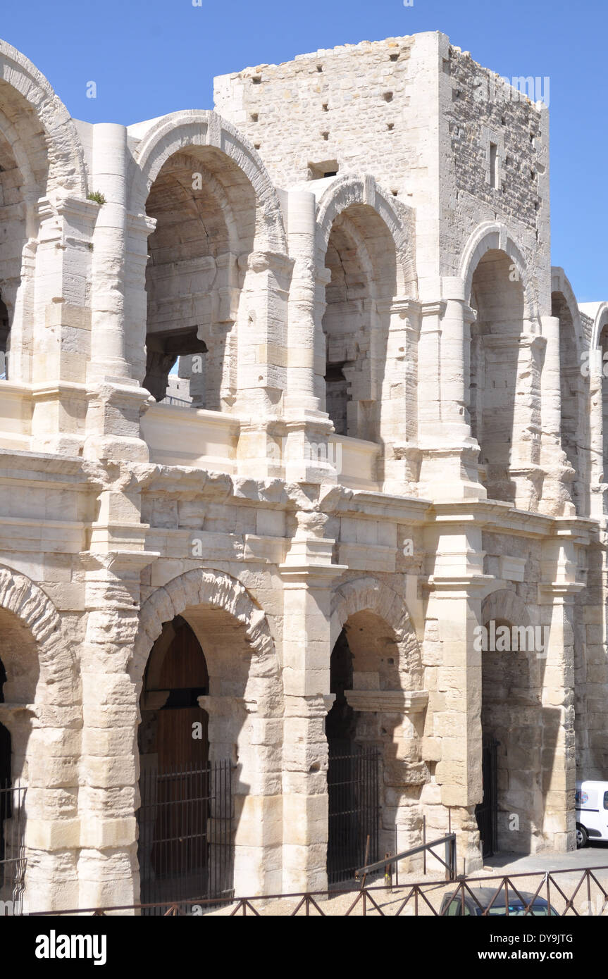 Den Vordermann bis Stein gestrahlt Bögen der Roman Amphitheatre in Arles, Frankreich Stockfoto