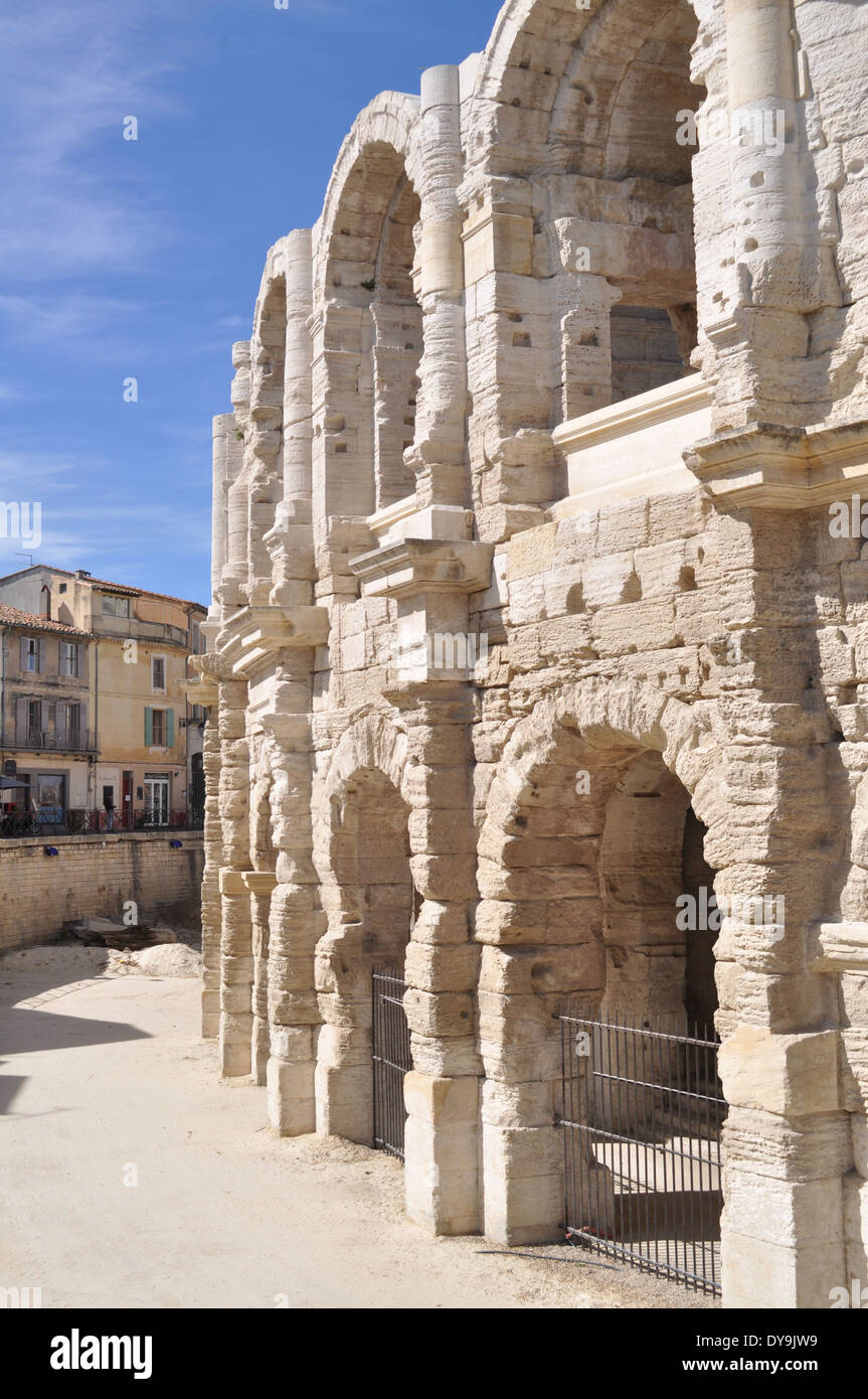 Den Vordermann bis Stein gestrahlt Bögen der Roman Amphitheatre in Arles, Frankreich Stockfoto