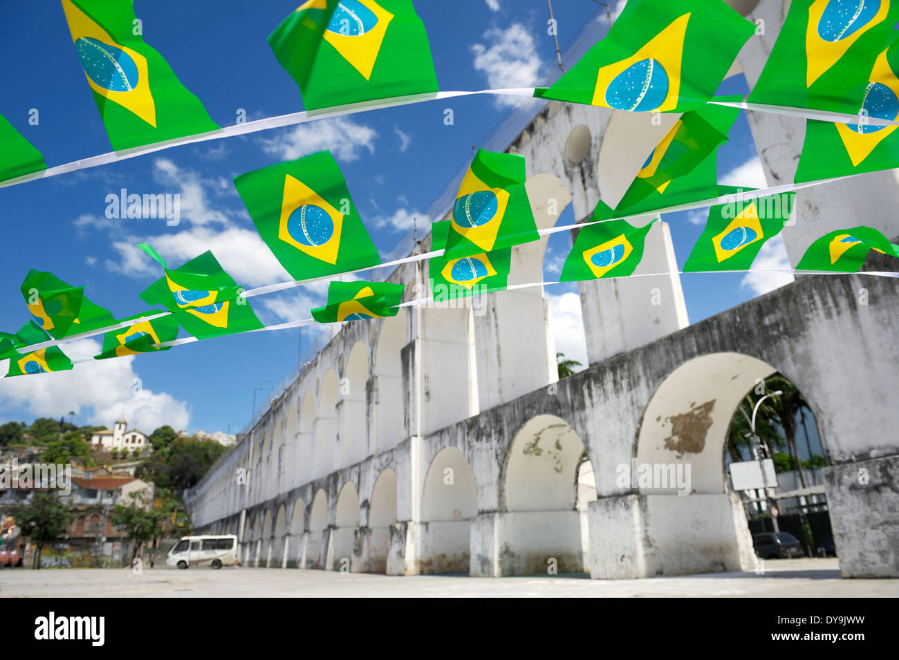 Arcos da Lapa Bögen Rio De Janeiro Brasilien mit festlichen brasilianische Flagge bunting Stockfoto