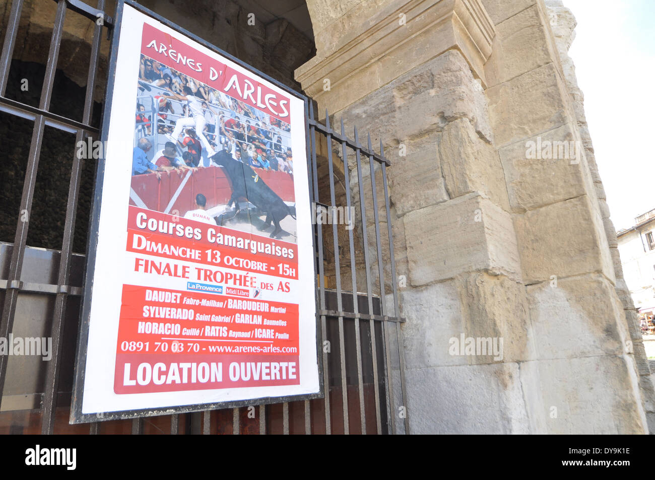 Plakat Werbung Stierkampf auf den Vordermann bis Stein gestrahlt Bögen von Roman Amphitheatre in Arles, Frankreich Stockfoto