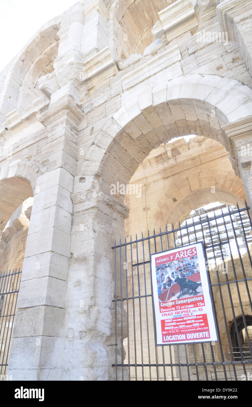 Plakat Werbung Stierkampf auf den Vordermann bis Stein gestrahlt Bögen von Roman Amphitheatre in Arles, Frankreich Stockfoto