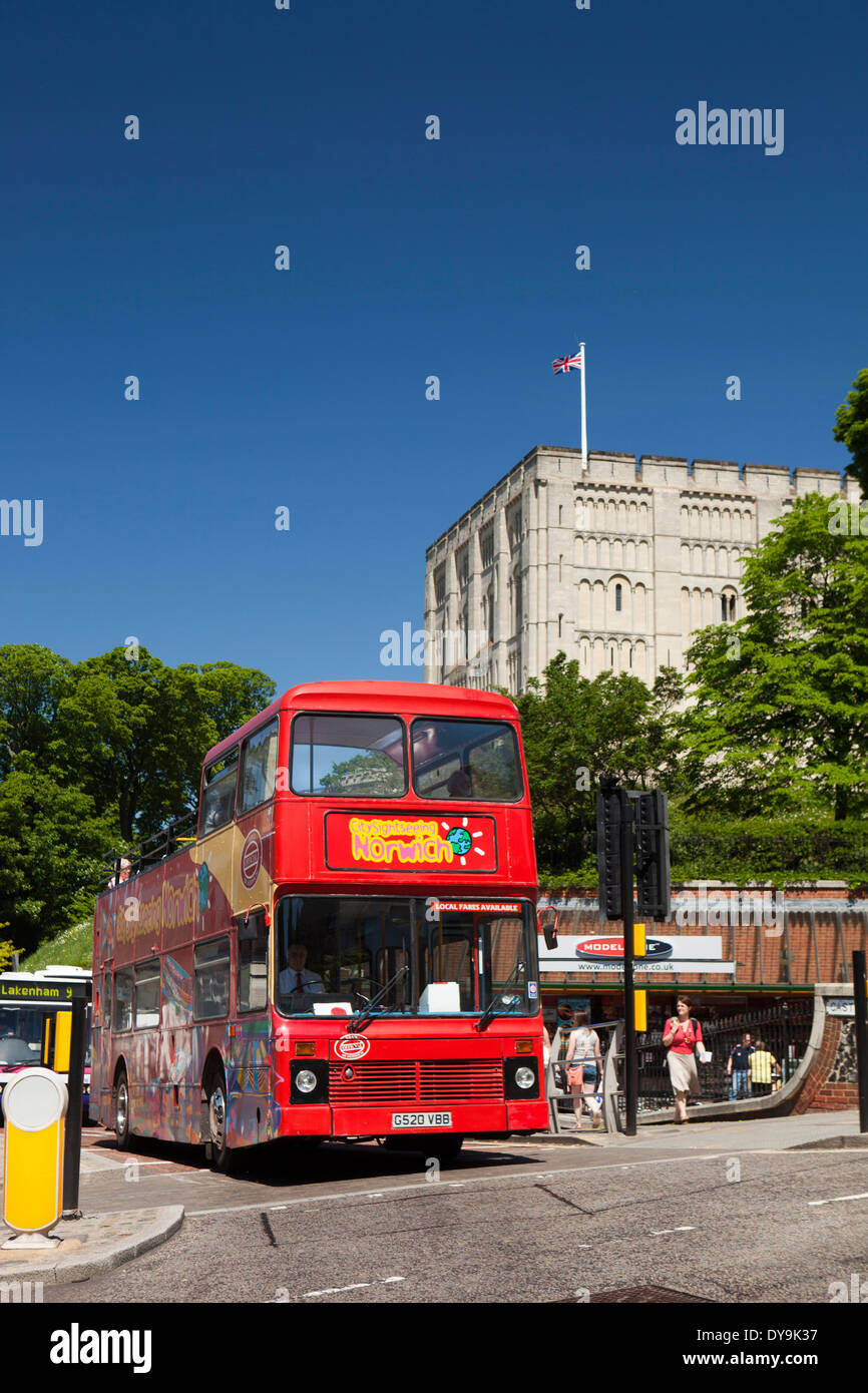 Großbritannien, England, Norfolk, Norwich, Schloss Wiese offenen gekrönt Sightseeingbus unten halten Stockfoto