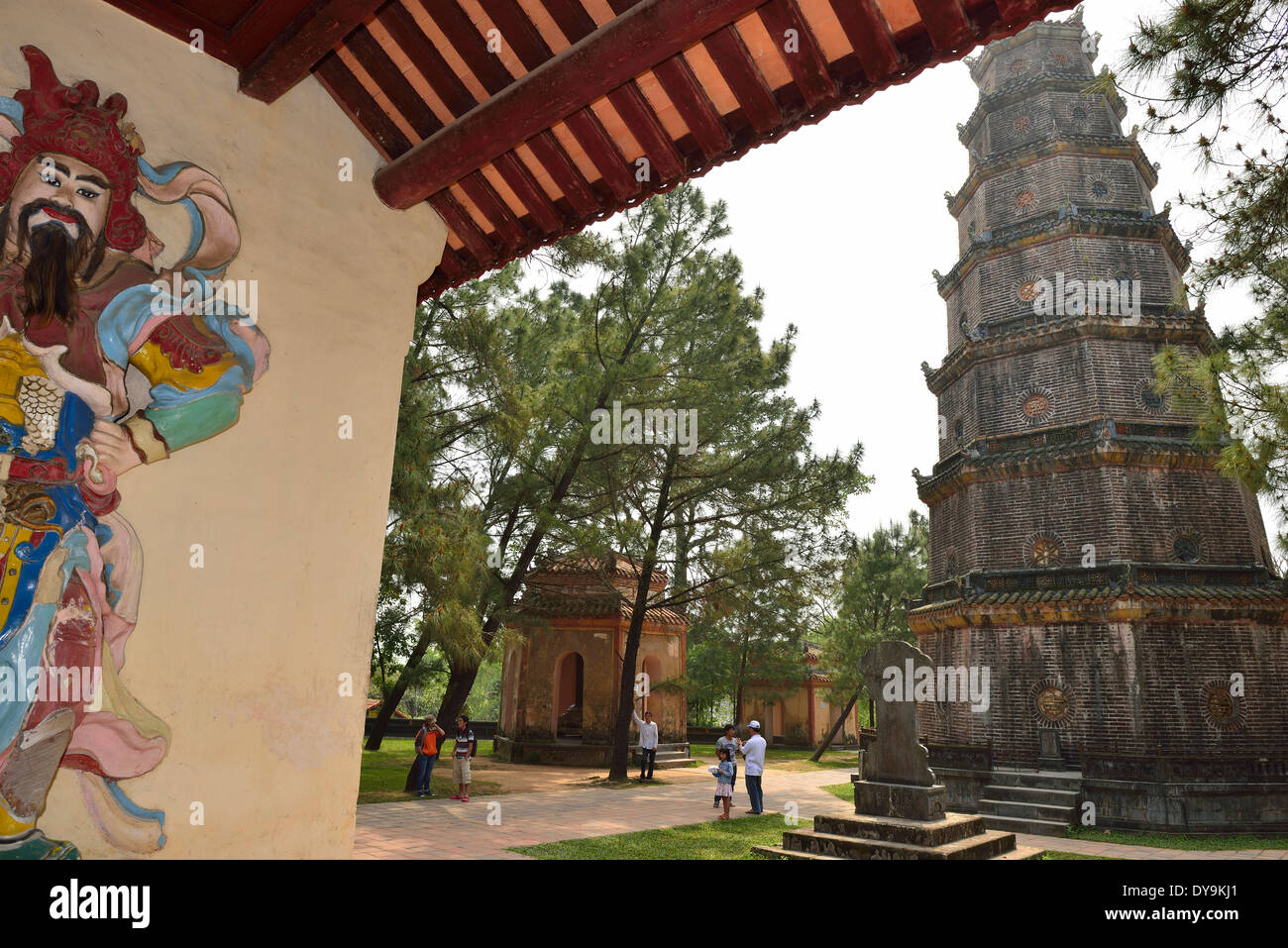 Thien Mu Pagode, aber gesehen Torbogen zum Innenhof der Pagode Thien Mu in Hue, Vietnam Stockfoto