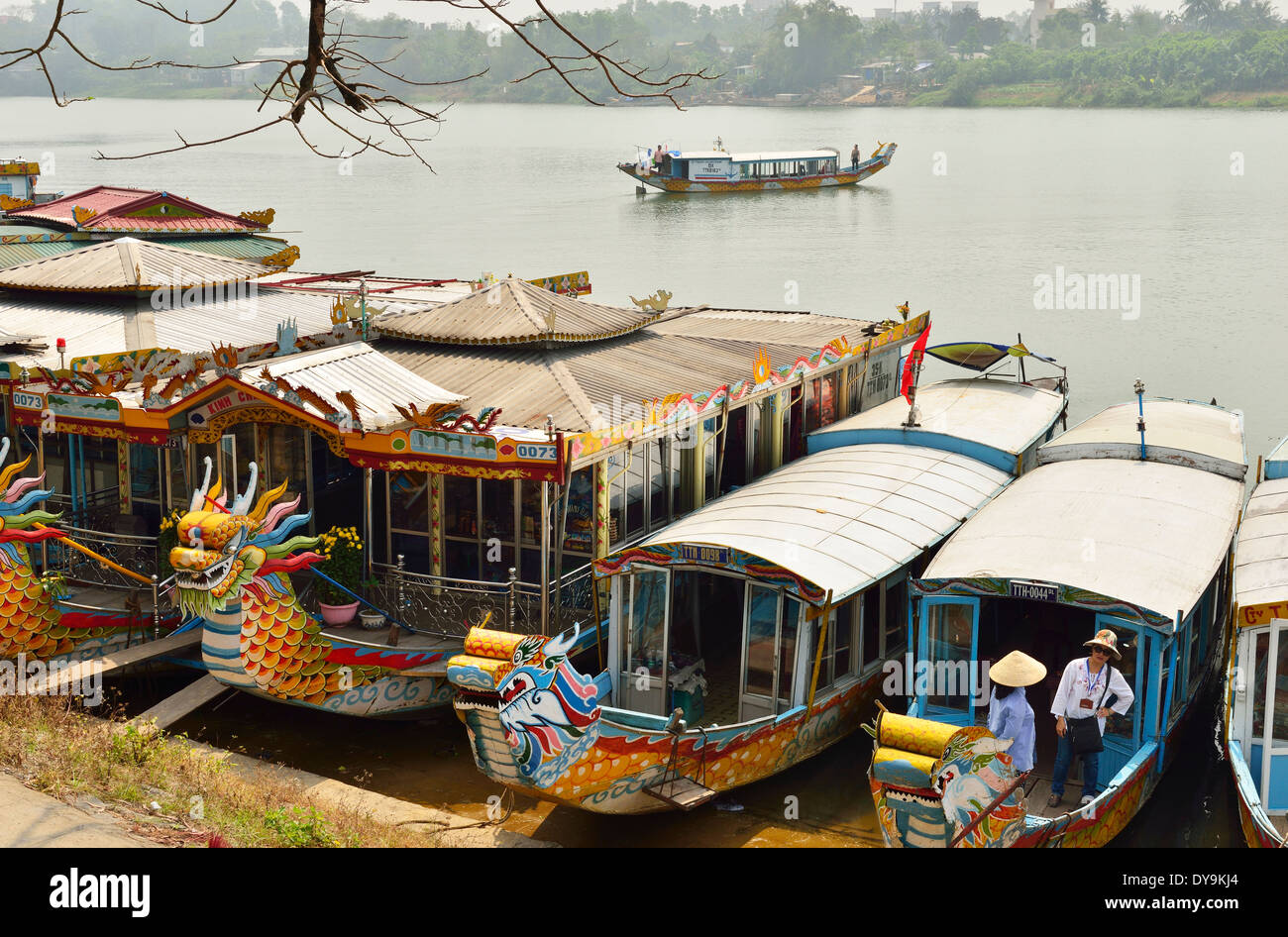 Sampans verwendet für die parfümierten Flussboottouren ln vor der Thien Mu Pagode auf dem parfümierten Fluss, Hue, Vietnam, Südostasien Stockfoto