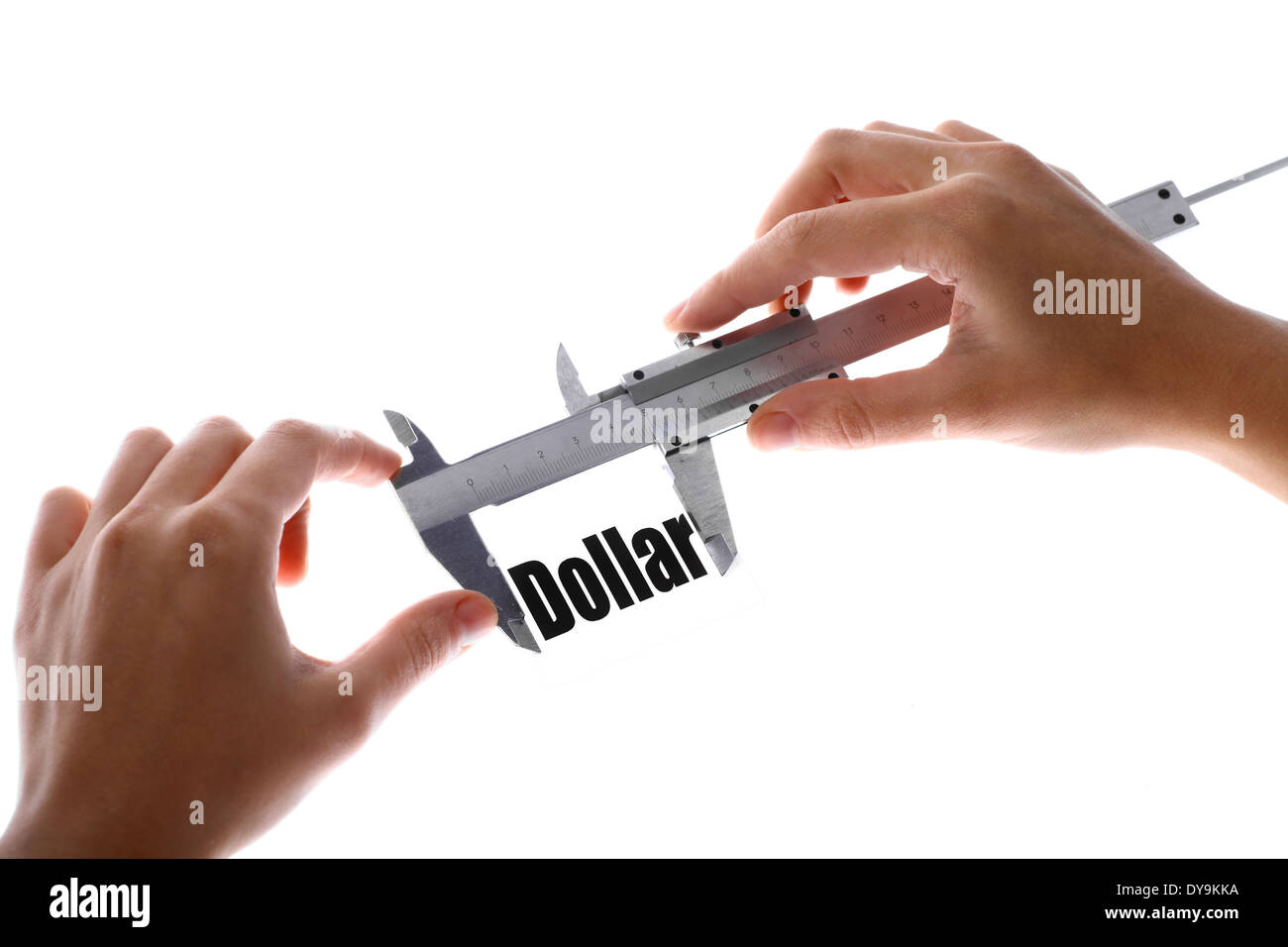 Zwei Hände halten ein Bremssattel, das Wort "Dollar" zu messen. Stockfoto