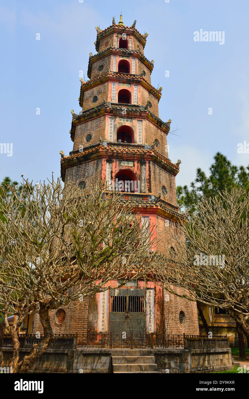 Thien Mu Pagode ist ein achteckiger Turm aus sieben Tiers, der majestätisch über den Perfume River, Huong Long, Hue, Vietnam, Südostasien ragt Stockfoto