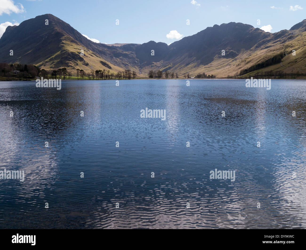 Ruhigen blauen Wasser des Lake Buttermere mit Warnscale Boden und die Berge von Fleetwith Hecht und Heuhaufen über Cumbria, UK Stockfoto